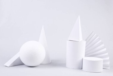 Beyaz arka planda geometrik şekilli bir vitrin. Sanat kavramı. Minimalizm