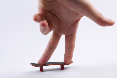 El beyaz arka planda mini parmak kaykayıyla oynanır