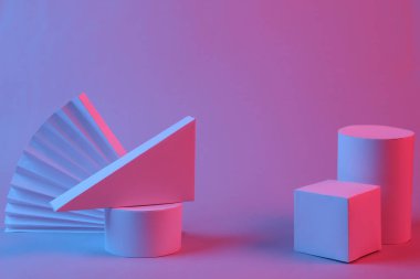 Geometrik şekiller kırmızı-mavi neon ışıkta. Yaratıcı bir gösteri. Sürrealizm. Sanat kavramı, geçmişe dönük fütürizm, minimalizm
