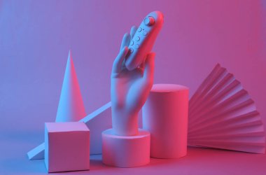 El ele tutuşan modern joystick, kırmızı-mavi neon ışıklı geometrik şekiller. Yaratıcı bir gösteri. Sürrealizm. Sanat kavramı, geçmişe dönük fütürizm, minimalizm