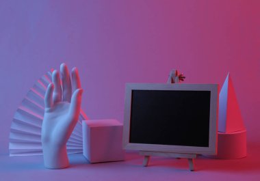 Boş tebeşir tahtası ve kırmızı mavi ışıkta geometrik şekiller. Soyut arka plan, konsept sanat, minimalizm. Okul kompozisyonu. Boşluğu kopyala