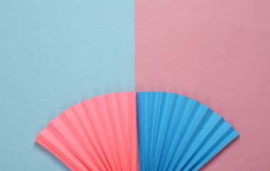 Mavi-pembe renkli arka planda kağıt yelpaze. Sanat kavramı, minimalizm 