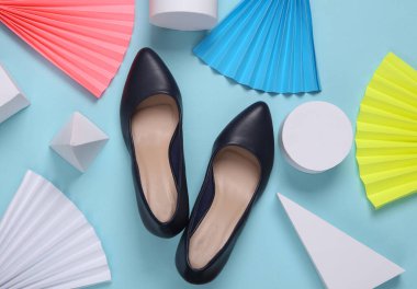 Soyut arka planda topuklu ve geometrik şekilli deri ayakkabılar. Minimalizm. Sanat kavramı. Yaratıcı yerleşim