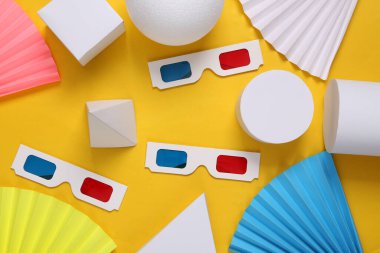 Geometrik şekilli, soyut arka planda üç boyutlu gözlükler. Minimalizm. Sanat kavramı. Yaratıcı yerleşim
