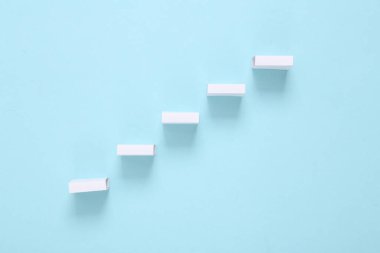 Mavi arka planda beyaz adımlar. Minimalizm. Sanat kavramı.