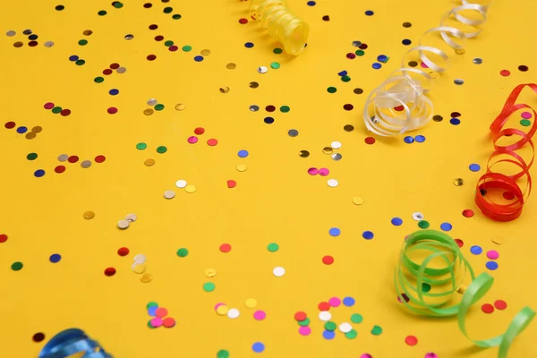 Serpentín Colores Confeti Sobre Fondo Amarillo Vacaciones Fondo Cumpleaños — Foto de Stock