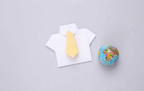 Conceito Negócio Camisa Origami Com Gravata Modelo Terra Fundo Cinza — Fotografia de Stock
