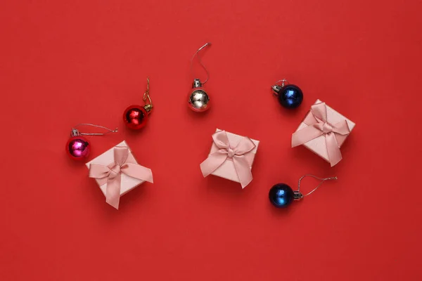 Coffrets Cadeaux Avec Décorations Noël Boules Sur Fond Rouge Noël — Photo