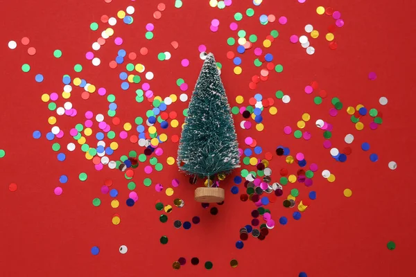 Célébration Concept Noël Mini Arbre Noël Confettis Colorés Sur Fond — Photo