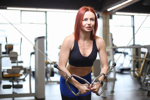 Ελκυστική Κοκκινομάλλα Γυμναστικής Γυναίκα Εκπαιδεύει Θωρακικούς Μυς Ένα Καλώδιο Crossover — Φωτογραφία Αρχείου