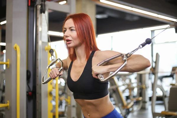 Atractiva Mujer Fitness Pelirroja Entrena Los Músculos Pectorales Una Máquina —  Fotos de Stock