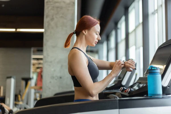 Portrait Red Haired Fitness Woman Modern Gym Fit Slim Woman — Stock Photo, Image