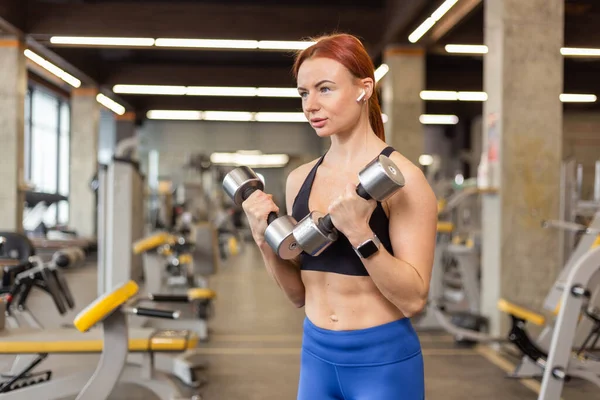 Roodharige Fitte Vrouw Traint Met Halters Haar Handen Een Moderne — Stockfoto