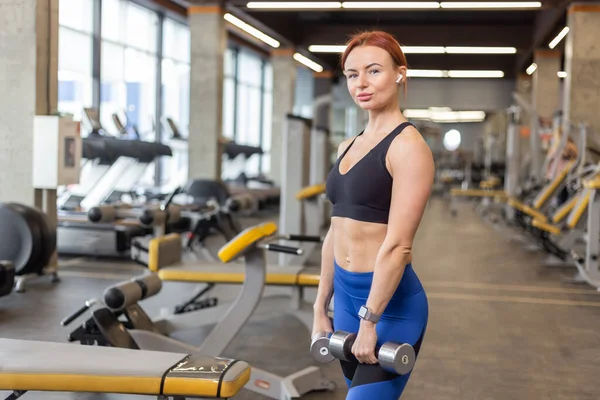 Modern Bir Spor Salonunda Elinde Dambıllarla Egzersiz Yapan Kızıl Saçlı — Stok fotoğraf
