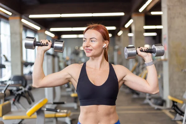 Attraktiv Rödhårig Fitness Kvinna Tränar Axelmuskler Gör Overhead Hantelpress Ett — Stockfoto