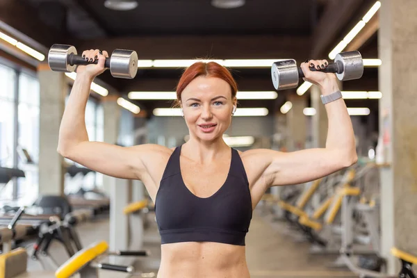 Attraktiv Rödhårig Fitness Kvinna Tränar Axelmuskler Gör Overhead Hantelpress Ett — Stockfoto