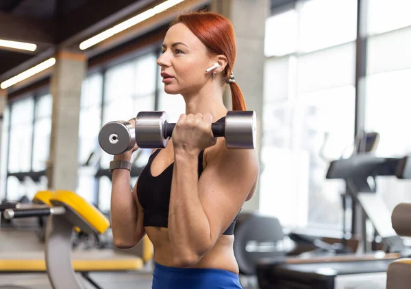 Porträt Einer Rothaarigen Fitness Frau Mit Hanteln Den Händen Junge — Stockfoto