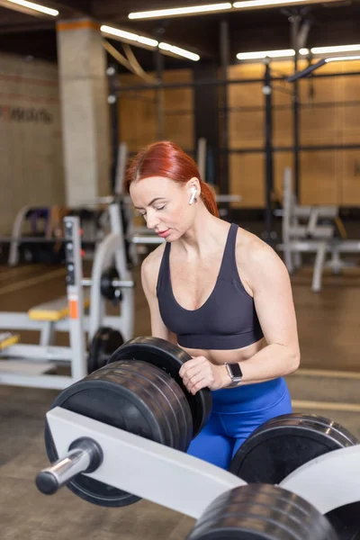 Fit Vrouw Met Lange Halter Schijf Sportschool — Stockfoto