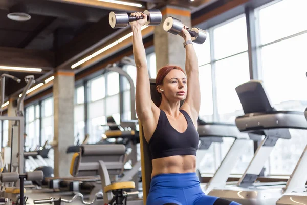 Mujer Forma Entrena Hombros Con Mancuernas Las Manos Haciendo Pesas —  Fotos de Stock