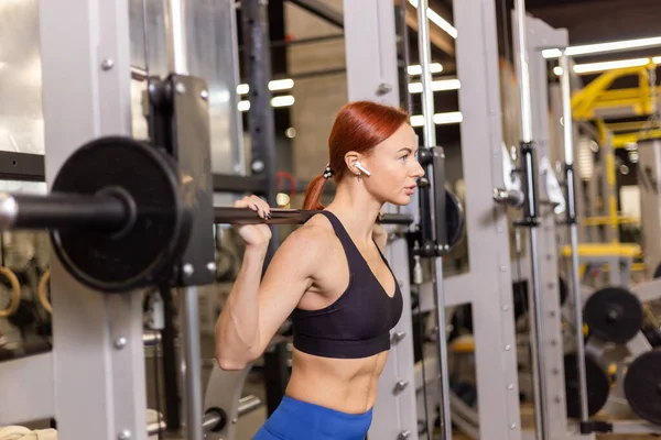 Porträt Einer Athletischen Rothaarigen Frau Mit Hantel Auf Den Schultern — Stockfoto