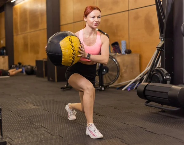 Kızıl Saçlı Zinde Bir Kadın Spor Salonunda Ilaç Topuyla Egzersiz — Stok fotoğraf