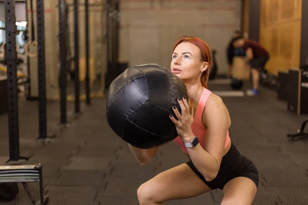 Κόκκινο Μαλλιά Ταιριάζει Γυναίκα Άσκηση Μπάλα Ιατρικής Στο Γυμναστήριο — Φωτογραφία Αρχείου