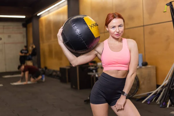 Mulher Cabelos Vermelhos Forma Posando Com Bola Remédio Ginásio — Fotografia de Stock