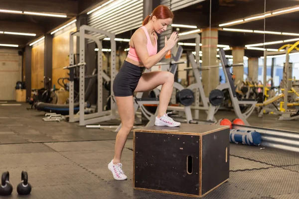 Ταιριάζει Γυναίκα Αθλητικά Σκαλοπάτια Ξύλινο Κουτί Στο Γυμναστήριο Εντατική Λειτουργική — Φωτογραφία Αρχείου