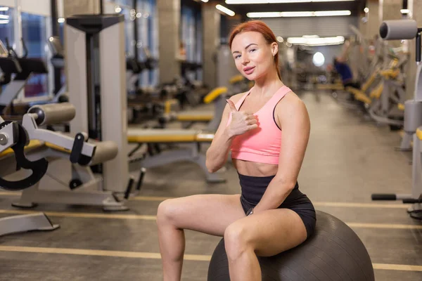 Mujer Pelirroja Forma Alegre Sienta Fitball Gimnasio Moderno Muestra Pulgar — Foto de Stock