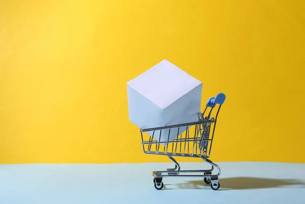 Mini Carrito Supermercado Con Cubo Sobre Fondo Azul Amarillo Minimalismo — Foto de Stock