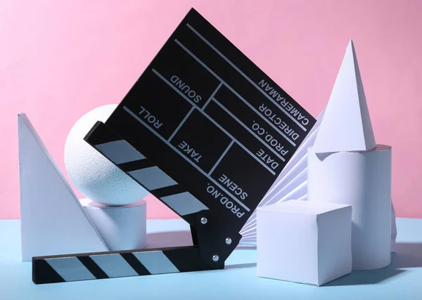 Filmklappbrett Und Geometrische Formen Auf Blaurosa Pastellgrund Konzeptkunst — Stockfoto