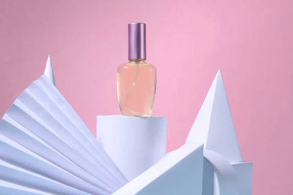 Vitrine Mode Avec Flacon Parfum Formes Géométriques Sur Fond Rose — Photo