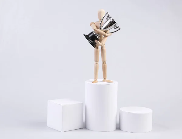 Fantoche Segurando Copo Vencedor Pedestal Formas Geométricas Fundo Branco — Fotografia de Stock