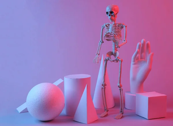 Halloween Griezelige Showcase Skelet Geometrische Vormen Rood Blauw Neon Licht — Stockfoto