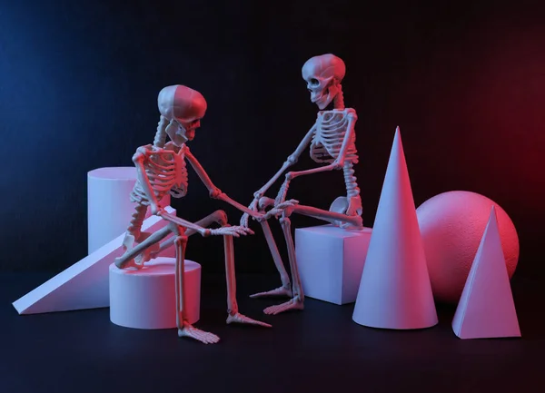Halloween Gruseliges Konzept Skelette Und Geometrische Formen Rot Blauem Neonlicht — Stockfoto