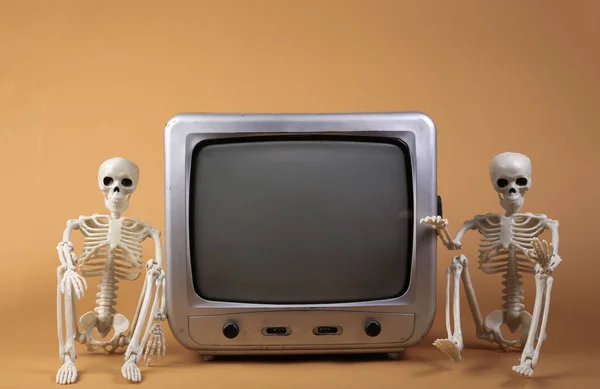 Fernseher Und Skelette Auf Beigem Hintergrund — Stockfoto