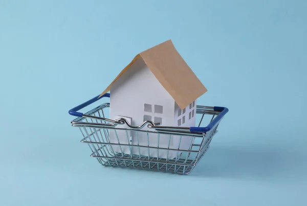 Compra Casa Mini Estatueta Casa Papel Cesta Supermercado Fundo Azul — Fotografia de Stock