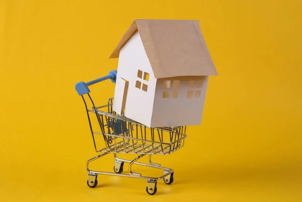 Compra Casa Mini Estatueta Casa Papel Carrinho Supermercado Fundo Amarelo — Fotografia de Stock