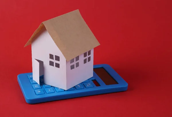 Calculadora Com Pequena Casa Modelo Fundo Vermelho Conceito Poupança — Fotografia de Stock