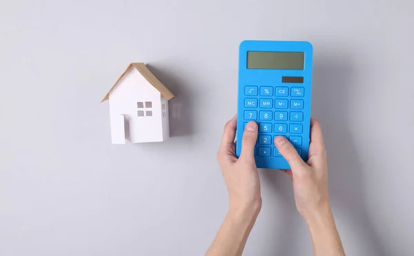 Hand Uses Calculator Gray Background House Calculating Cost Housing Rent — Stock Fotó