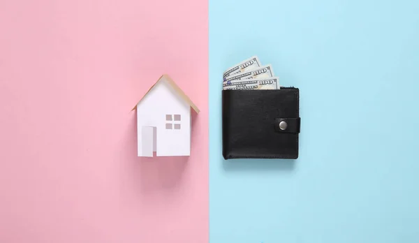 Huiskoopconcept Mini Huis Portemonnee Roze Blauwe Achtergrond — Stockfoto