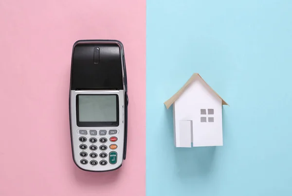 Concepto Compra Vivienda Mini Casa Terminal Pago Sobre Fondo Rosa — Foto de Stock