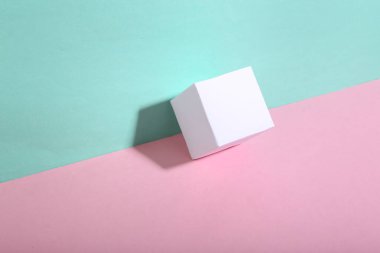 Mavi-pembe arka planda küp. Minimalizm. Moda gölgesi. Yaratıcı yerleşim.