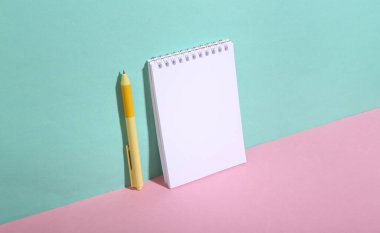 Mavi-pembe arka planda bir defter. Minimalizm. Moda gölgesi. Yaratıcı yerleşim.