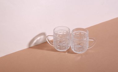 Yaratıcı natürmort. Bej kahverengi arka planda Retro gözlükler. Minimalizm. Moda gölgesi.