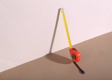 Yaratıcı natürmort. Bej kahverengi arka planda endüstriyel rulet. Minimalizm. Moda gölgesi.