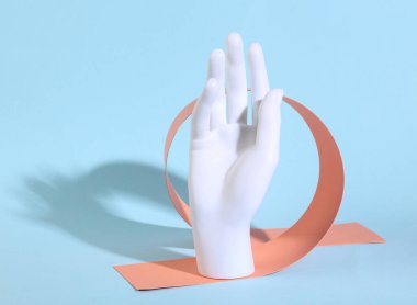 Soyut arkaplanda manken eli var. Minimalizm