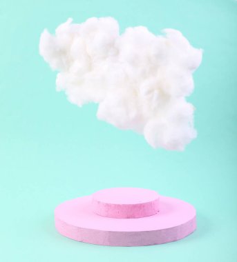 Mavi katta pembe bir podyum. Ürün sunumu ve bulut platformları, arka plan oluşturun. Asgari tasarımda soyut kompozisyon, pastel renk eğilimi. Geometrik şekiller.