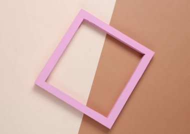 Kahverengi bej arka planda pembe çerçeve. Metin için boşluk