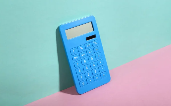 Taschenrechner Auf Blau Rosa Hintergrund Minimalismus Trendy Schatten Kreative Gestaltung — Stockfoto